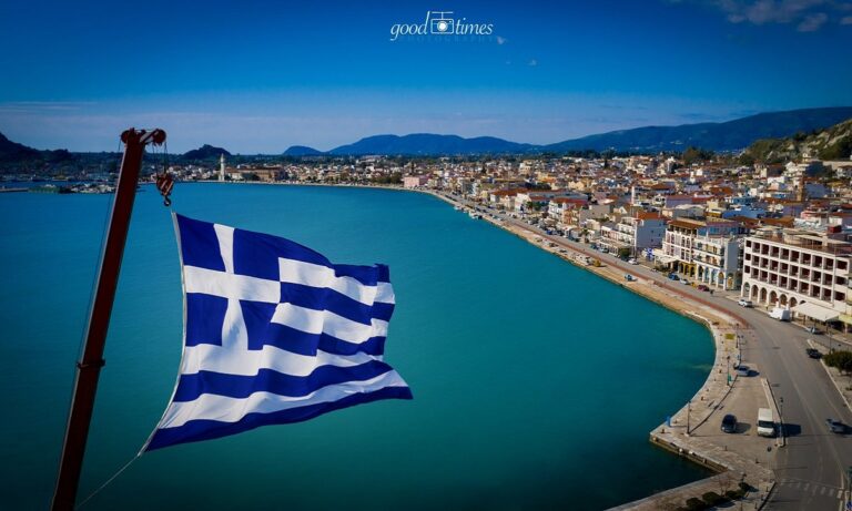 Ζάκυνθος: Τεράστια Ελληνική Σημαία «σκεπάζει» τον ουρανό του νησιού (Pics)