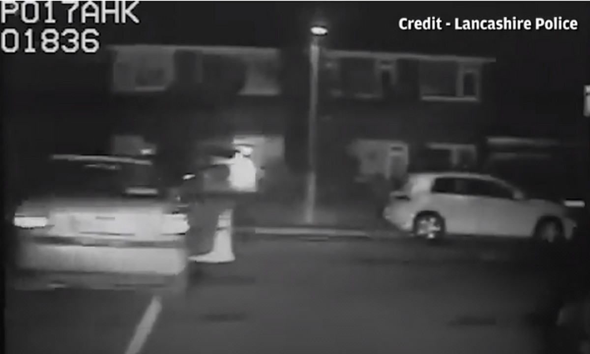 Αγγλία: Πήδηξε από το αυτοκίνητο 1 δευτερόλεπτο πρoτού τρακάρει – Video σοκ