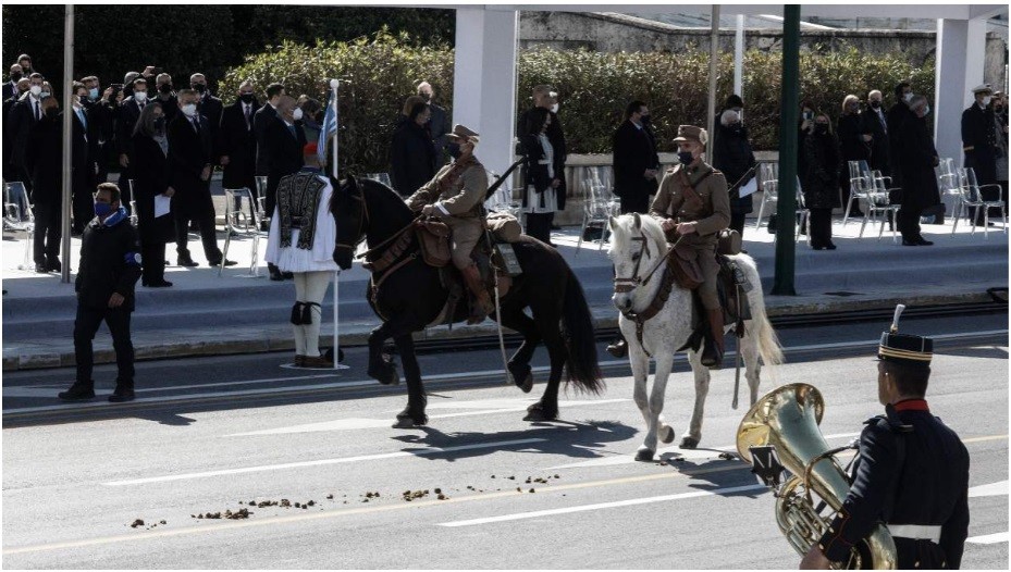 Άλογο της παρέλασης έκανε την... ανάγκη του μπροστά στους επισήμους! (pics)