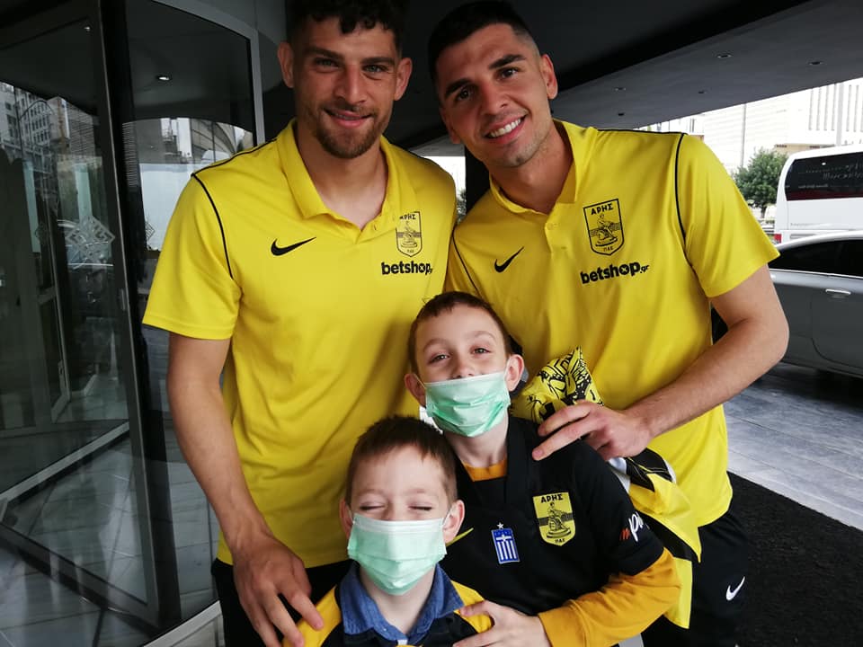 Μια... ξαφνική, αλλά πολύ όμορφη επίσκεψη δέχθηκε το πρωί της Κυριακής (21/3 ) ο Άρης στο ξενοδοχείο όπου διαμένει η αποστολή ενόψει του αγώνα με τον Ολυμπιακό.