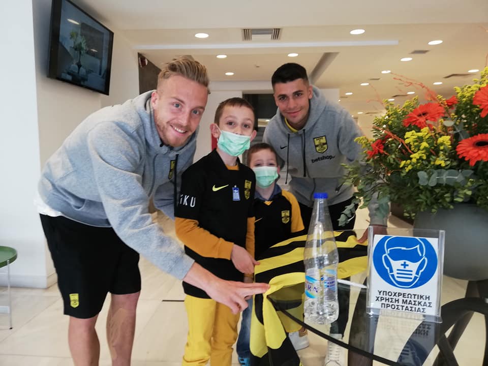 Μια... ξαφνική, αλλά πολύ όμορφη επίσκεψη δέχθηκε το πρωί της Κυριακής (21/3 ) ο Άρης στο ξενοδοχείο όπου διαμένει η αποστολή ενόψει του αγώνα με τον Ολυμπιακό.