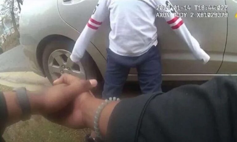 Εξοργιστικό: Αστυνομικοί βάζουν χειροπέδες σε 5χρονο για «κοπάνα» από το σχολείο (vid)