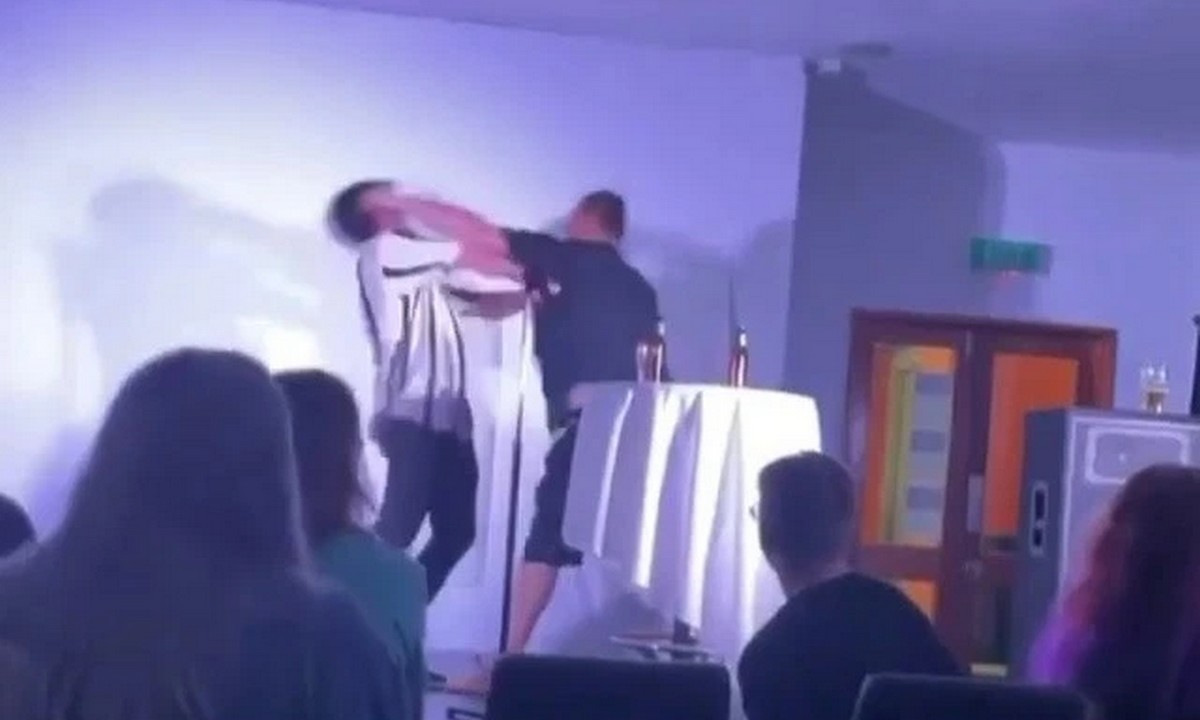 Αυστραλία: Σοκαριστική στιγμή κατά τη διάρκεια stand-up comedy, όταν ένας ηθοποιός χτυπήθηκε στο πρόσωπο από θεατή. Δείτε video.