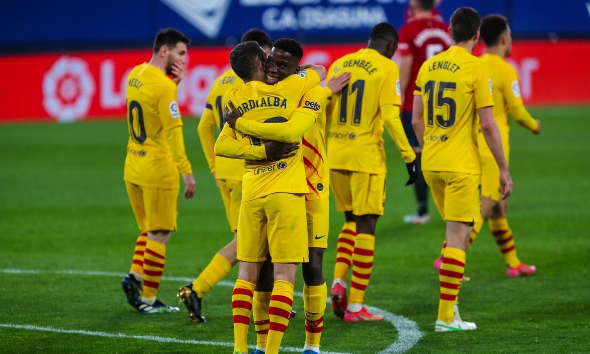 Η Μπαρτσελόνα προσπέρασε τη Ρεάλ Μαδρίτης χάρη στο σαββατιάτικο 2-0 επί της Οσασούνα για την 26η αγωνιστική της Primera Division.