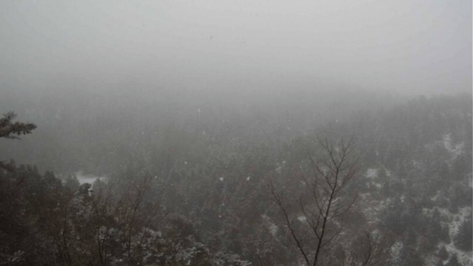Καιρός – Live εικόνα: Χιονίζει στην Πάρνηθα – «Λευκή» 25η Μαρτίου
