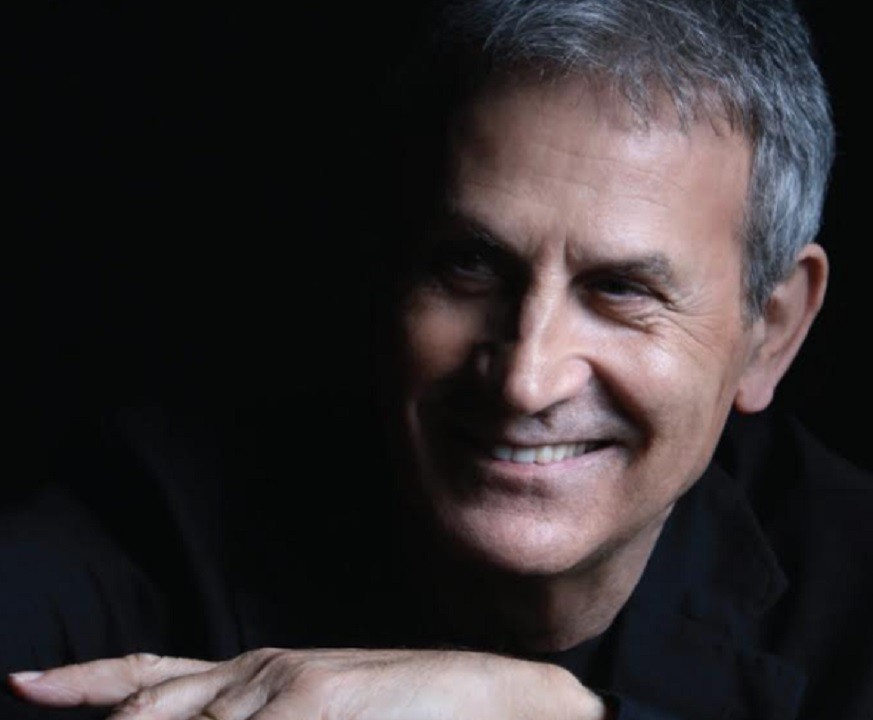 Γιώργος Νταλάρας: Νέο τραγούδι «Στου Κόσμου το Μπαλκόνι» – Απλα υπέροχο