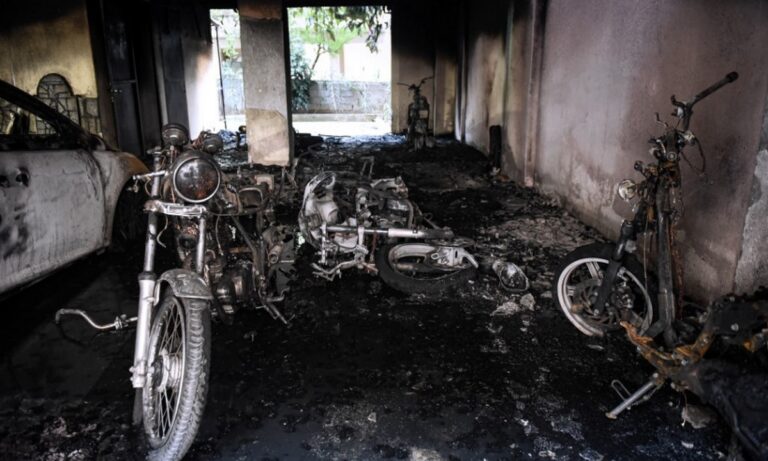 Θεσσαλονίκη: Σοκ από εμπρηστική επίθεση σε πολυκατοικία – Κάηκαν αυτοκίνητα και μηχανές!