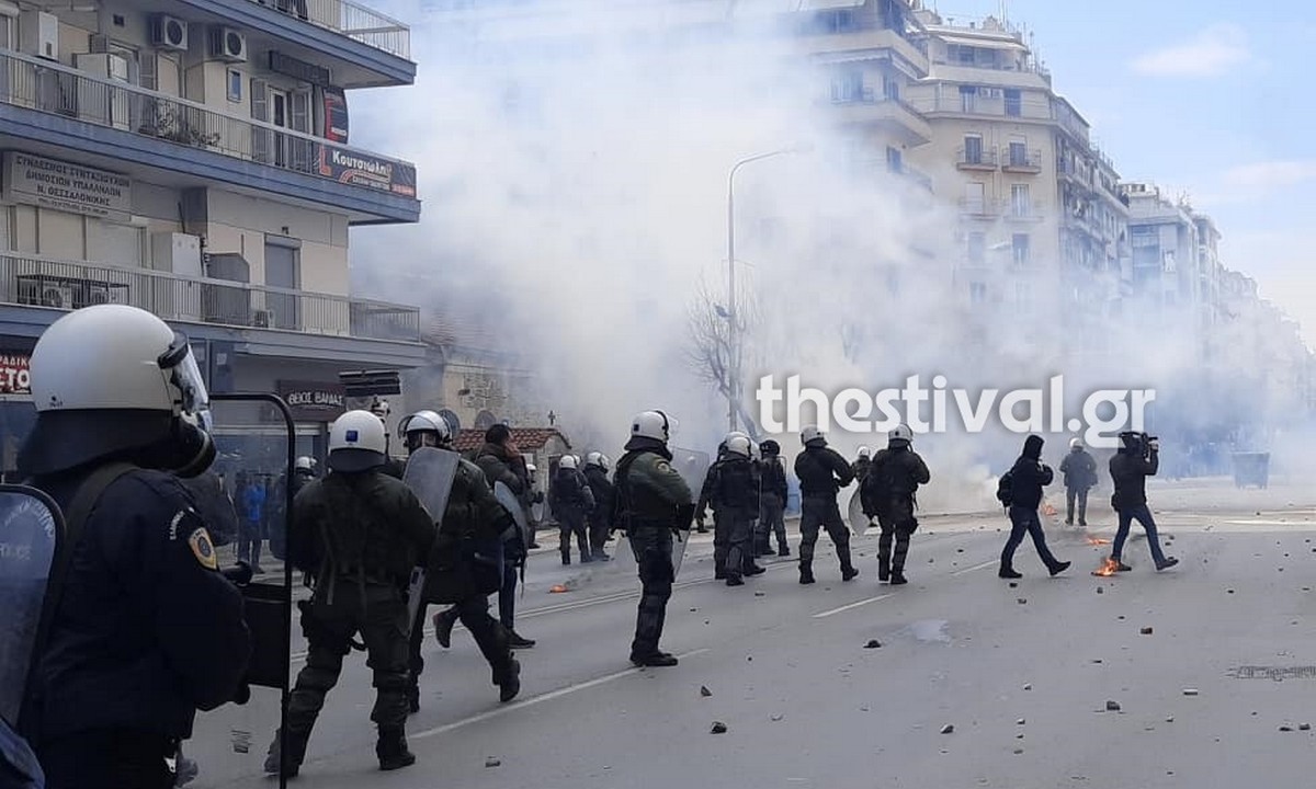 Θεσσαλονίκη: Μολότοφ και χημικά μετά την πορεία κατά της αστυνομικής επιχείρησης στο ΑΠΘ (vids)