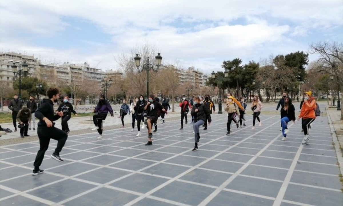Θεσσαλονίκη: Διαμαρτυρία με γυμναστική από αθλητές και φοιτητές ΤΕΦΑΑ του ΑΠΘ (vid)