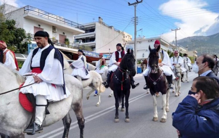 Γλυφάδα : «έριξε» το Twitter η παρέλαση με τους τσολιάδες