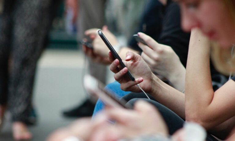 «Βόμβα» από κολοσσό τηλεπικοινωνιών: Απολύει χιλιάδες εργαζόμενους