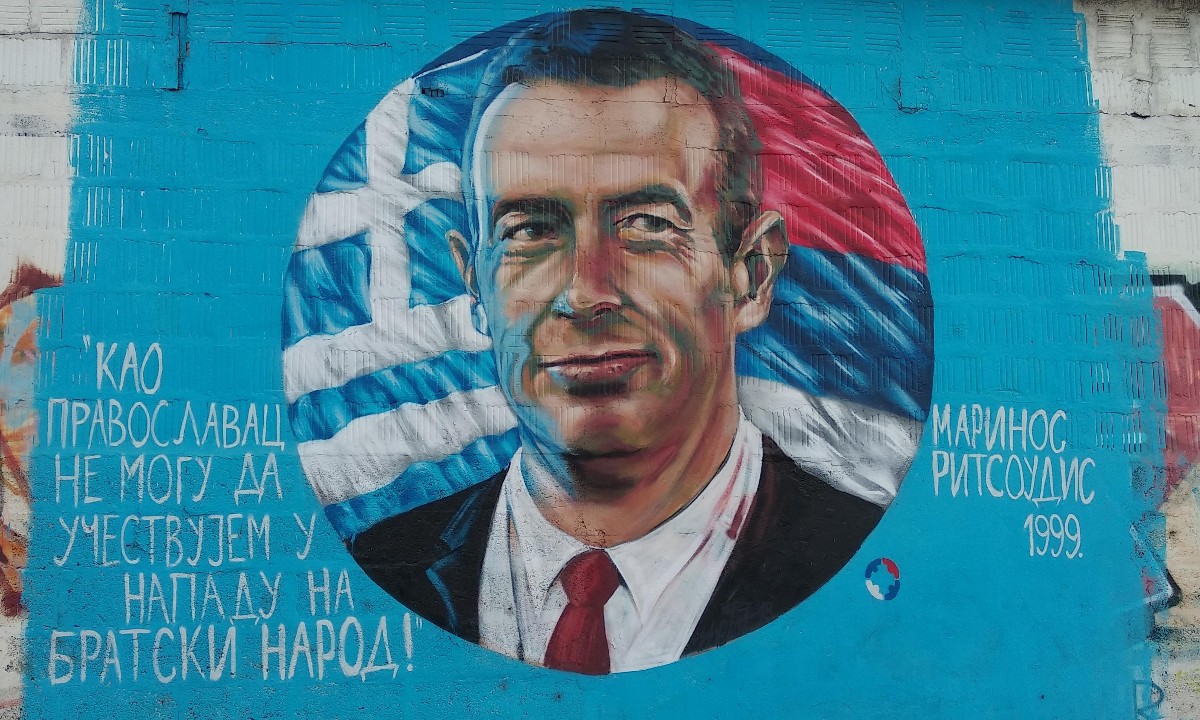 Μαρίνος Ριτσούδης : Ο Έλληνας που έχει γίνει γκράφιτι στους δρόμους του Βελιγραδίου μιλάει για το μεγάλο ΟΧΙ του