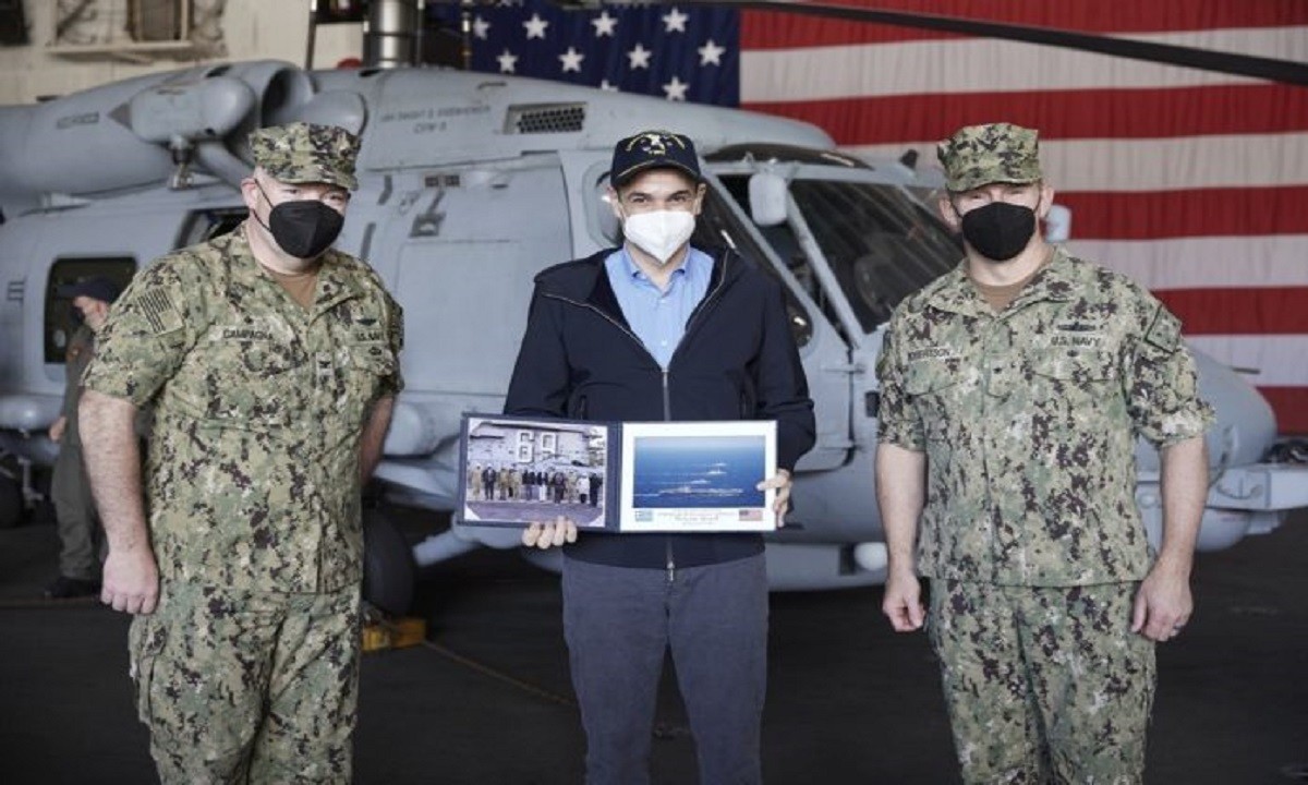 Ελληνοτουρκικα: Επίσκεψη Μητσοτάκη στο αεροπλανοφόρο Eisenhower στη ναυτική βάση της Σούδας - Είδε και MH-60R «Romeo»