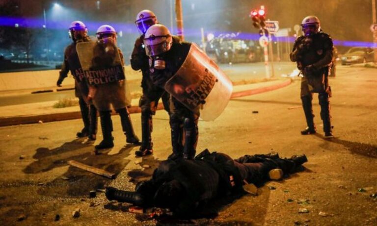 Νέα Σμύρνη: «Από θαύμα ζει» ο αστυνομικός που τραυματίστηκε…