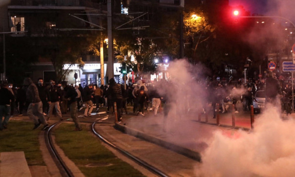Νέα Σμύρνη: Η αστυνομία διαλύει με χημικά την πορεία ενάντια στην καταστολή της πλατείας (vid)