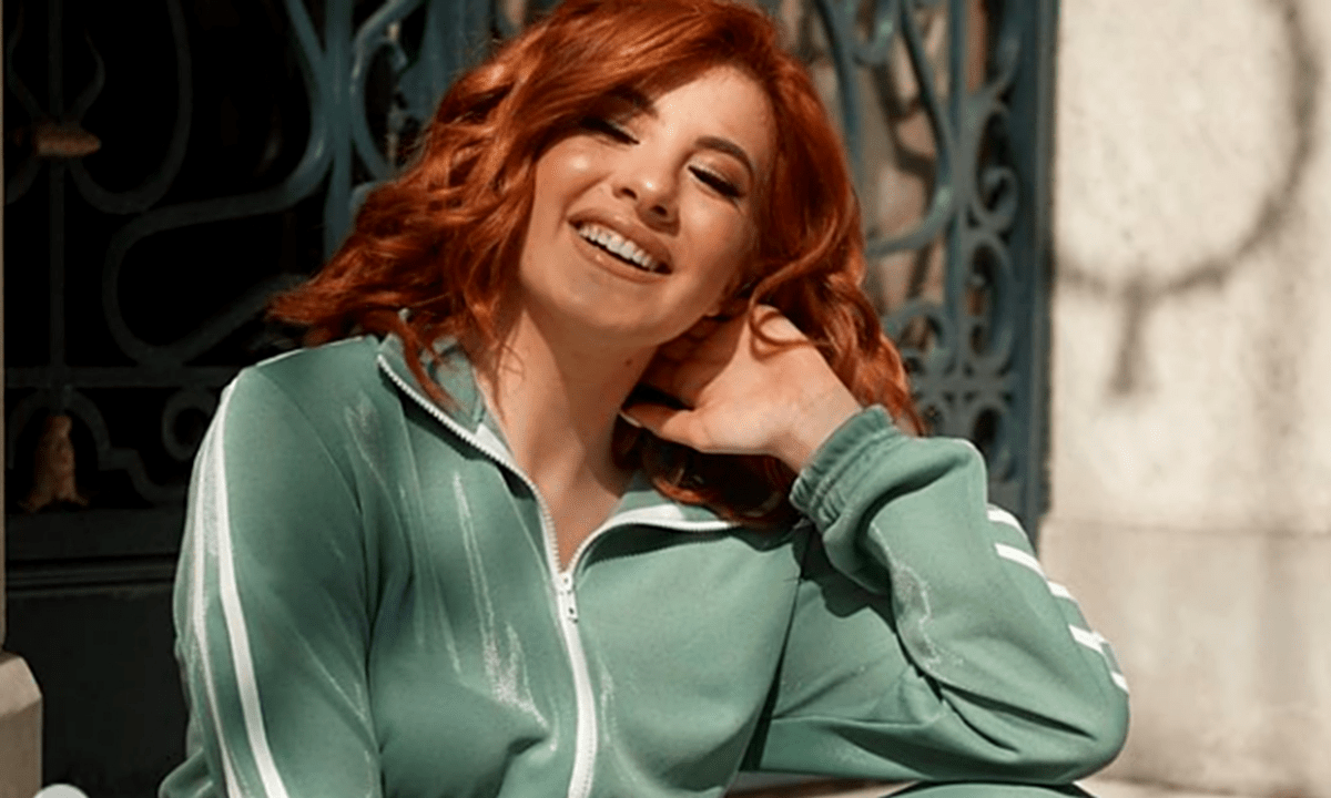 The Bachelor: Η Νικόλ λικνίζεται στην άμμο και το αποκαλυπτικό της φόρεμα… «στέλνει» τους followers της (vids)