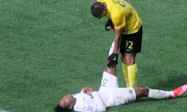 ΟΦΗ: Οι δύο ποδοσφαιριστές δεν έχουν σοβαρή «ζημιά», αλλά ο Αργεντίνος χάνει σίγουρα την πρεμιέρα των play out, πιθανότατα και ο Ολλανδός.