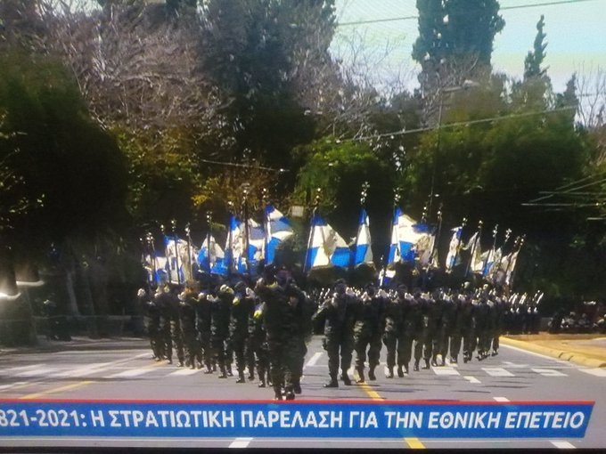 200χρονια: Ανατριχίλα - Στολισμένα με σημαίες τις επαναστάσης τα πλοία του Λιμενικού έκαναν εορταστικές διελεύσεις. 