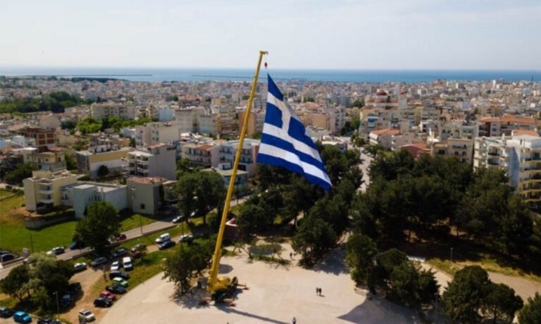 Δήμος Αλεξανδρούπολης: Μοιράζει ελληνικές σημαίες σε όλους τους δημότες για την 25η Μαρτίου
