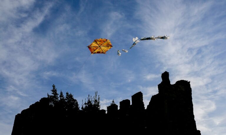 Καθαρά Δευτέρα: Πώς θα πετάξουμε χαρταετό – Τα SMS που στέλνουμε