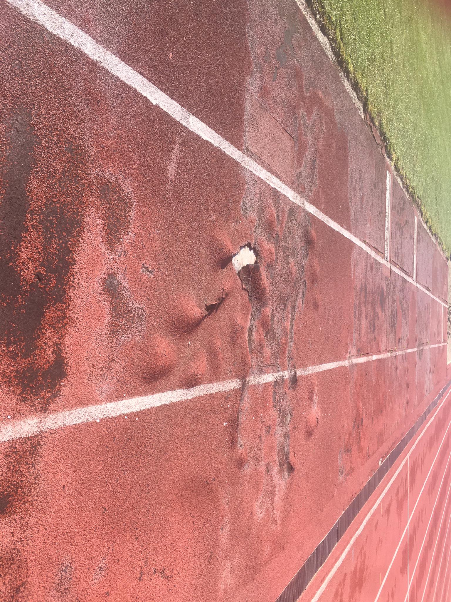 Στίβος: Σε κακά χάλια τα στάδια Μυτιλήνης και Καλλονής (φωτογραφίες) - Επιστολή Θ. Βαλσαμίδη στον Περιφερειάρχη