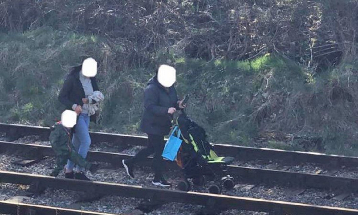 Αγγλία: Σάλος με οικογένεια που περπατούσε πάνω σε ράγες – «Είναι τρελοί» (pic)