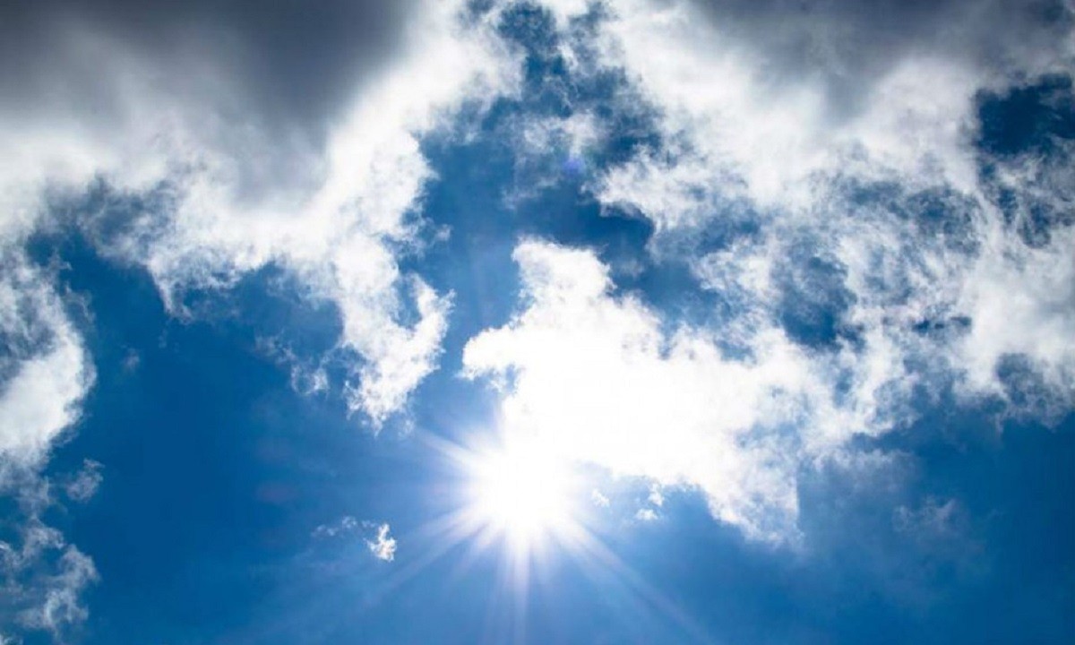 Καιρός (22/4): Ηλιοφάνεια την Πέμπτη με τοπικές νεφώσεις – «30άρια» τη Μεγάλη εβδομάδα