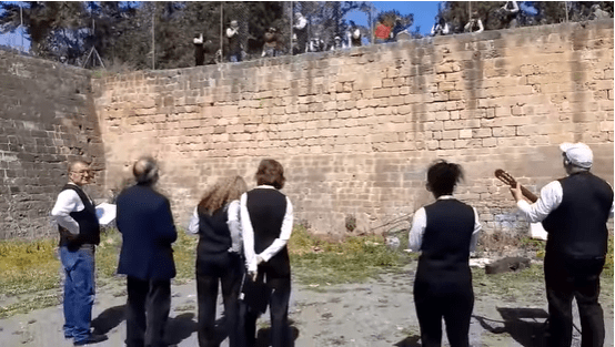 Εντυπωσιακό: Κύπριοι τραγουδούν μαζί πάνω και κάτω από τα τείχη του διαχωρισμού (vid)