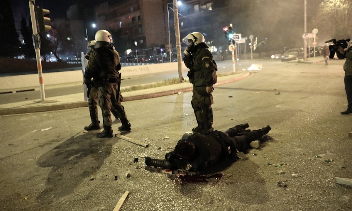 Νέα Σμύρνη - Επεισόδια: Συγκλονιστική είναι η περιγραφή του αστυνομικού που δέχθηκε άνανδρη, δολοφονική επίθεση από αναρχικούς.