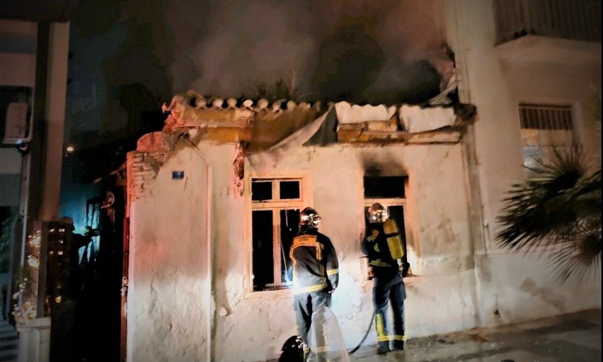 Νέα Ερυθραία – Τραγωδία: Ένας νεκρός και δύο τραυματίες από πυρκαγιά σε σπίτι (vids)