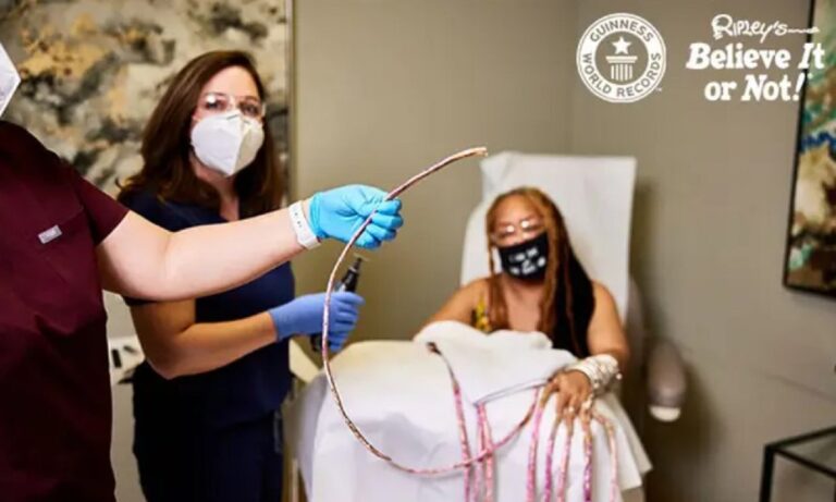 Τέξας: Η στιγμή που η γυναίκα με τα μεγαλύτερα νύχια στον κόσμο τα… κόβει (vid)