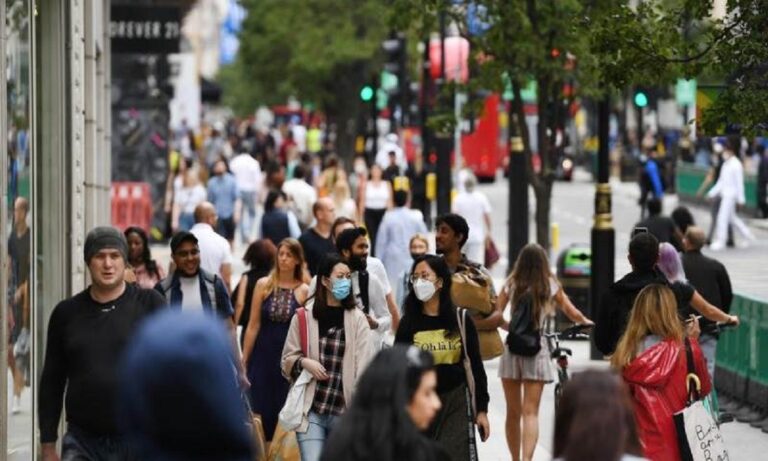 Αγγλία: «Καθαρίζει» από κορονοϊό, πιέσεις για άρση του lockdown