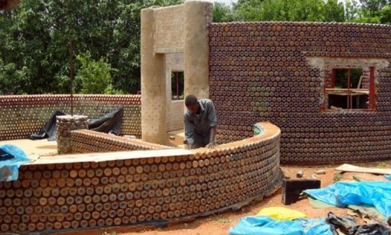 Νιγηρία: Φτιάχνουν σπίτια... μόνο από μπουκάλια και λάσπη! (pics)