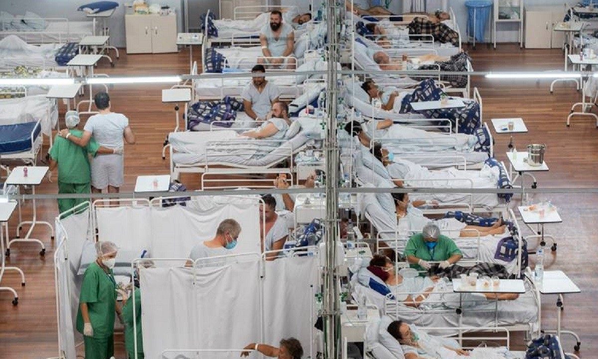 Σε τραγικές συνθήκες που θυμίζουν περισσότερο... Μεσαίωνα γίνεται η νοσηλεία πολλών ασθενών στην Βραζιλία που έχουν νοσήσει από κορονοϊό. 