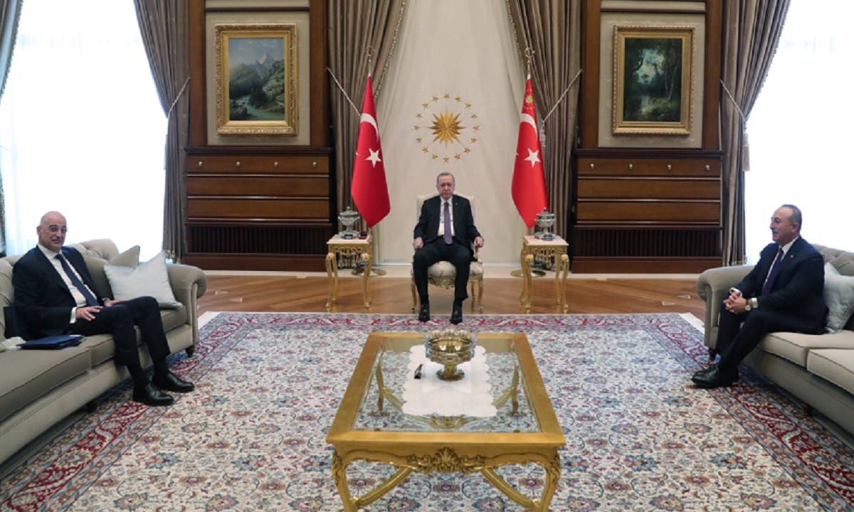 Ερντογάν: Στον καναπέ του Τούρκου προέδρου και ο Έλληνας ΥΠΕΞ, Νίκος Δένδιας, απέναντι από τον Τούρκο ομολογό του Μεβλούτ Τσαβούσογλου.