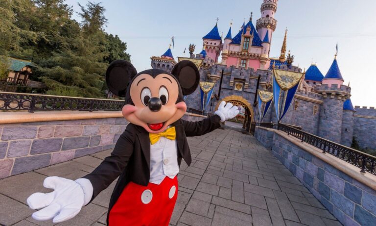 Παρίσι: Ανοίγει στη Disneyland μεγάλο εμβολιαστικό κέντρο