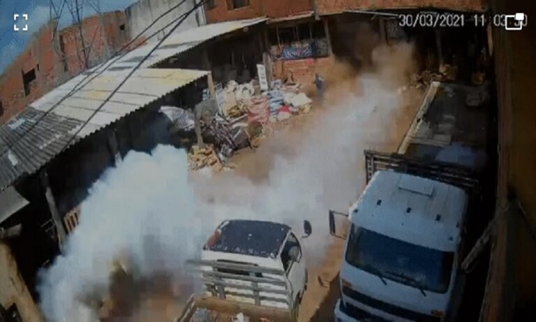 Βίντεο: Τρομακτική έκρηξη κυλίνδρου αερίου σε μάντρα με παλιοσίδερα