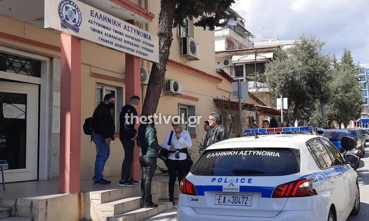 Θεσσαλονίκη: Πολίτες περικυκλώνουν περιπολικό – Δείτε το βίντεο