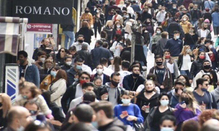 Χαμός στην Ερμού για ψώνια αλλά και άλλους εμπορικούς δρόμους στο κέντρο της Αθήνας με τους Αθηναίους να φοράνε τις μάσκες τους.