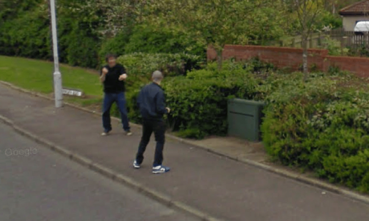Google Maps: «Τσάκωσε» δύο άντρες να πλακώνονται στο δρόμο