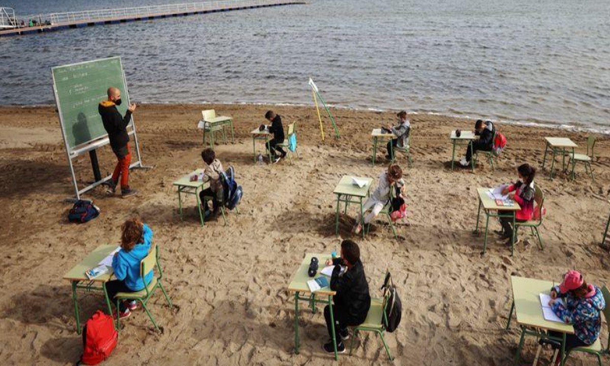 Ισπανία: Μαθητές διδάσκονται σε παραλία – Δείτε videos