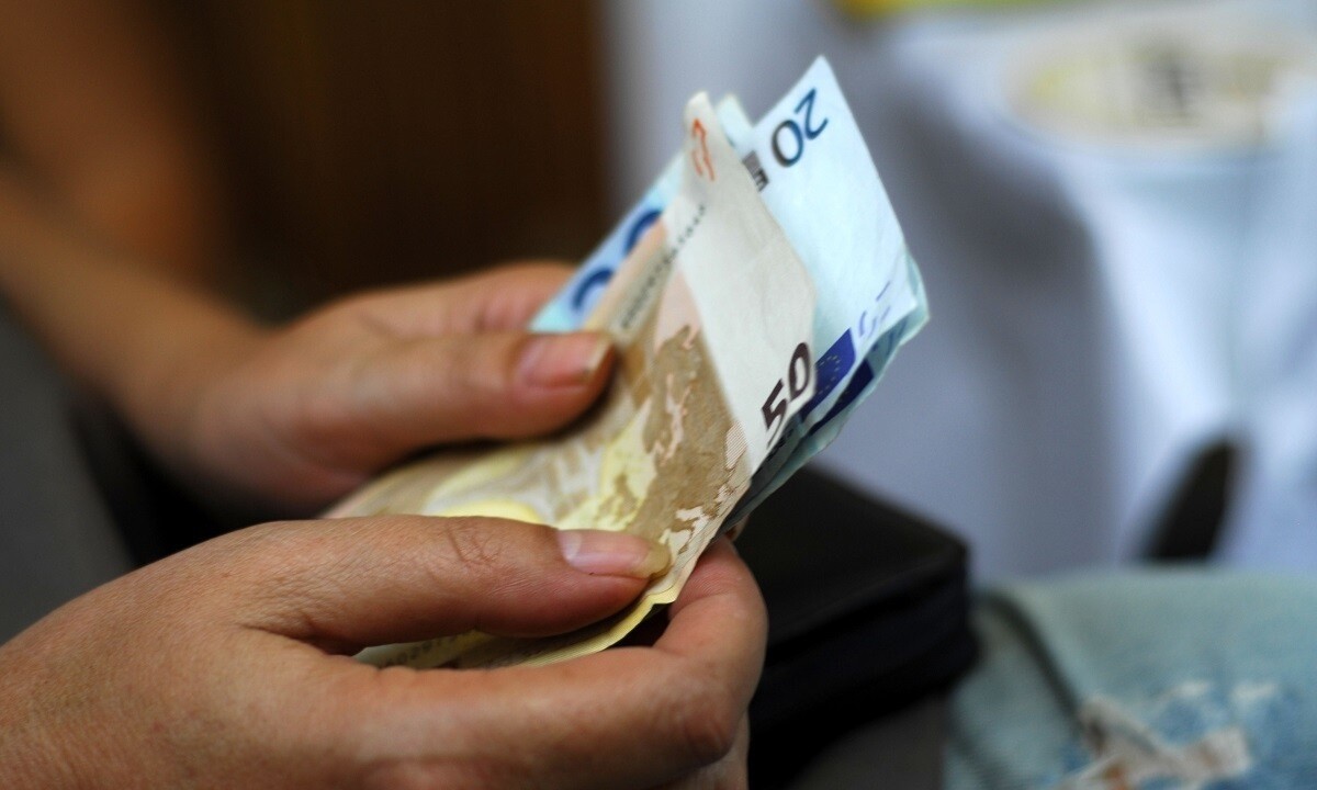 Κορονοϊός: Η πανδημία έφερε μειώσεις μισθών το 2020