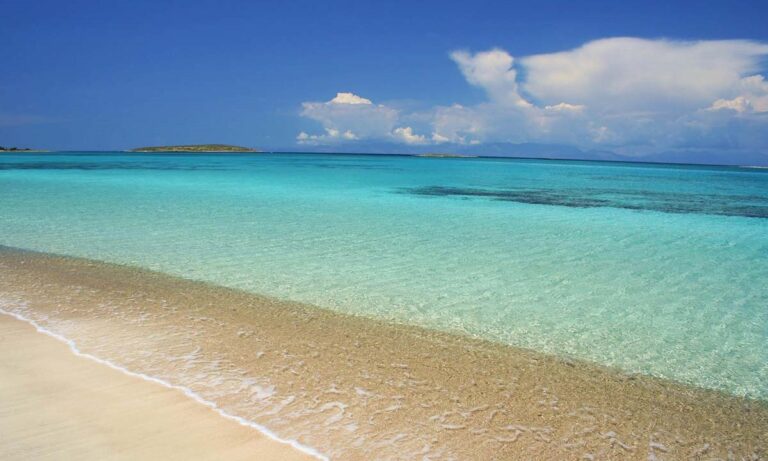 Ελλάδα: Η παραλία με νερά… πισίνας που μοιάζει βγαλμένη από την Καραϊβική (vid)