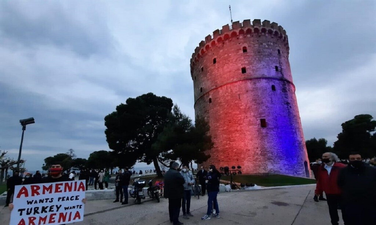 Θεσσαλονίκη: Φωταγωγήθηκε για την Αρμενική Γενοκτονία ο Λευκός Πύργος