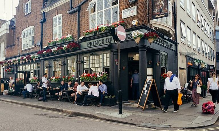 Οι βρετανικές παμπ αύξησαν την τιμή της μπύρας μετά το Lockdown