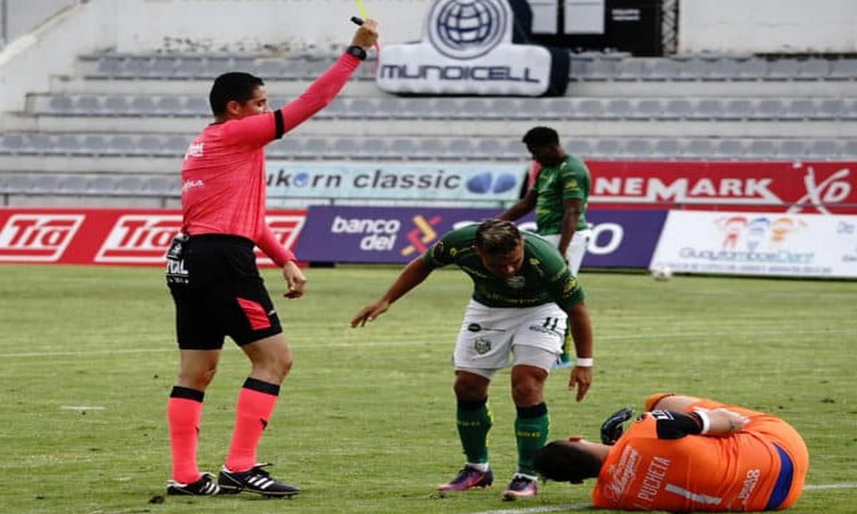 Ισημερινός: Τερματοφύλακας αποβλήθηκε επειδή ούρησε κατά τη διάρκεια του παιχνιδιού (vid)