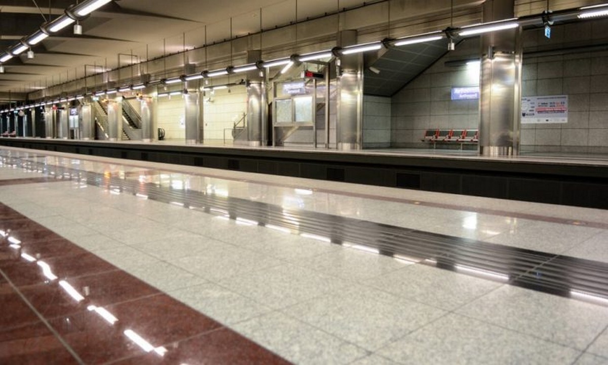 Αθήνα - Σοκ: Νεκρή η γυναίκα που έπεσε στο μετρό