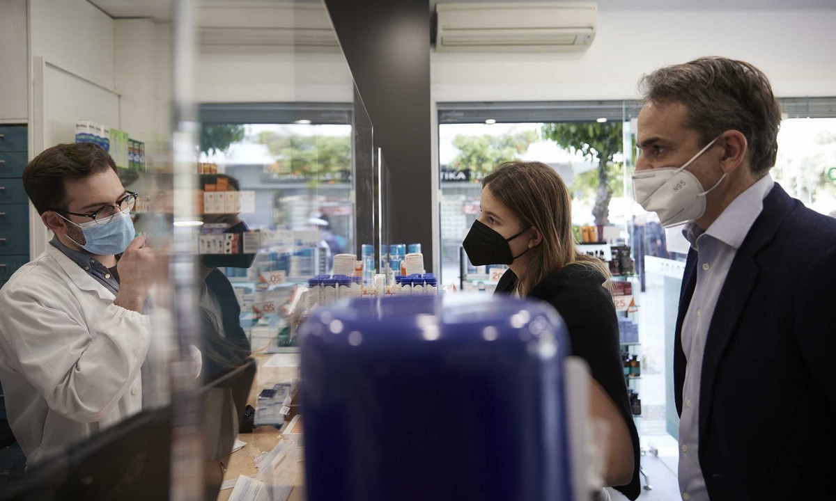 Μητσοτάκης: Στο φαρμακείο για self test μαζί με την κόρη του (vid)