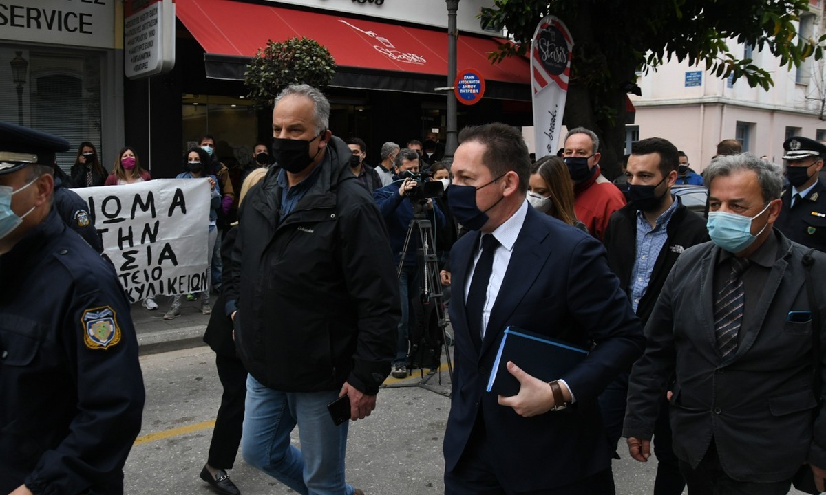 Πέτσας: «Κατευθυνόμενες από τον ΣΥΡΙΖΑ» ήταν οι διαμαρτυρίες για το λιανεμπόριο στην Πάτρα, σύμφωνα με τον αναπληρωτή υπουργό Εσωτερικών.