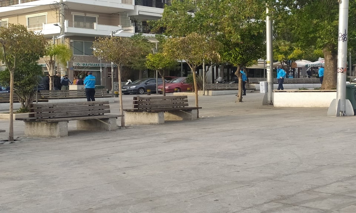 Υμηττός: Αστυνομικοί «άδειασαν» κεντρική πλατεία και Δημαρχείο (pics)